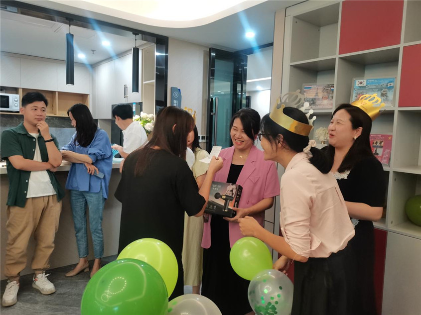 纵身跃入绿色八月里